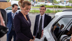 Staatssecretaris tankt waterstof