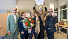 gedeputeerde Huib van Essen van provincie Utrecht, Gea van Oortmarssen (coördinator duurzame zorg van provincie Utrecht), Marian Wiarda (manager service Centrum van DFZS, ), Inge de Boer (raad van bestuur van DFZS) en Adriaan van Engelen (Milieu Platform Zorgsector) zijn blij met het gouden certificaat