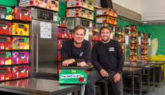 Bas Turk en Erik van der Plas in de keuken waar de lunchboxen worden ingepakt