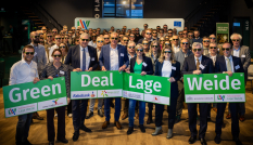 Diverse overheden en marktpartijen bij ondertekening Green Deal Lage Weide Diverse overheden en marktpartijen bij ondertekening Green Deal Lage Weide