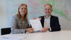 provinciesecretaris Anneke Knol-van Leeuwen en gedeputeerde Huib van Essen met het ondertekende document voor deelname aan het innovatieprogramma