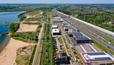 Luchtfoto van bedrijventerrein, zonnepanelen zijn duidelijk te zien