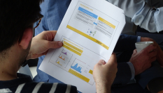 Deelnemer aan een community of practice leest een factsheet over meerwaarde energiehub