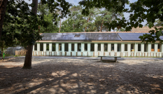 Schoolgebouw met zonnepanelen op het dak