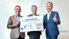 De bestuurders tonen een bord 'Intentieverklaring' met hun handtekening