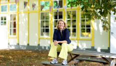 Arna Notten voor de voormalige legerbarak