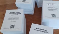 stapels flyers op een tafel