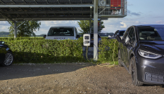 Een elektrische auto staat te laden onder een solar carport