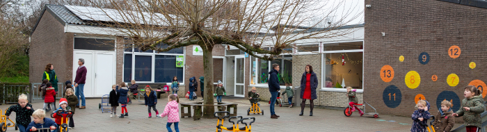 Basisschool met zonnepanelen op het dak