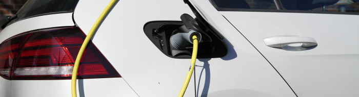 elektrische auto wordt opgeladen