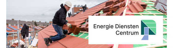 logo EDC in foto van bouwvakker die een dak isoleert