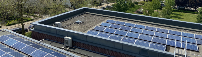 zonnepanelen op een gemeentehuis