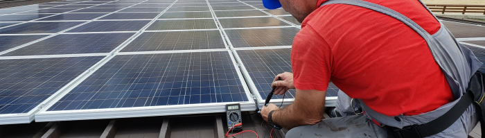 man legt zonnepanelen