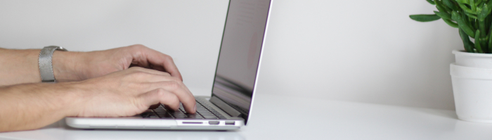 Iemand typt op een laptop