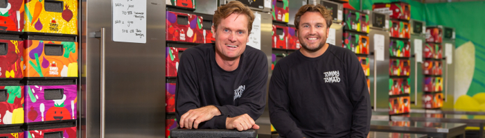 Bas Turk en Erik van der Plas in de keuken waar de lunchboxen worden ingepakt
