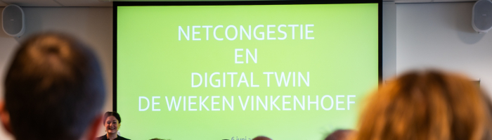 Zaal kijkt naar presentatie Netcongestie en digital twin De Wieken Vinkenhoef