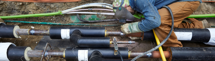 Lasser pleegt onderhoud aan een warmtenet