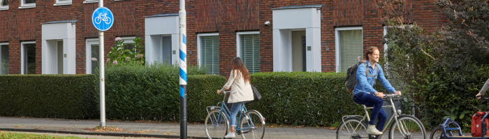 Rij woningen met een fietspad ervoor