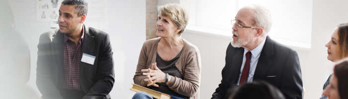 Groep mensen zit bij een bijeenkomst n een kring in een zakelijke setting