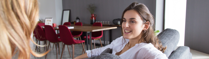 Twee mensen in gesprek in een huiskamer