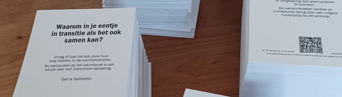 stapels flyers op een tafel