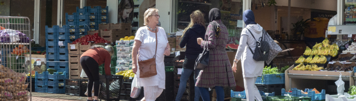 Allochtone en autochtone vrouwen bij een winkel