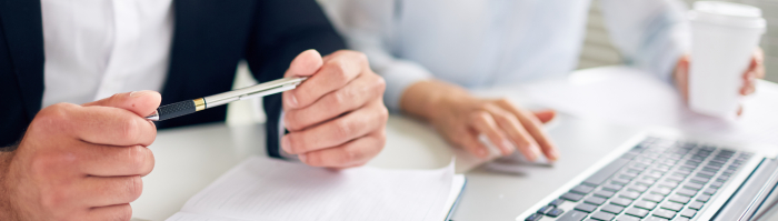 In een zakelijke omgeving laat een man zich adviseren door een vrouw