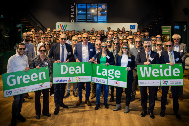 Diverse overheden en marktpartijen bij ondertekening Green Deal Lage Weide Diverse overheden en marktpartijen bij ondertekening Green Deal Lage Weide