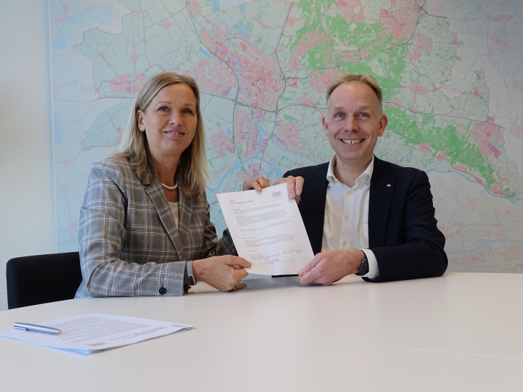 provinciesecretaris Anneke Knol-van Leeuwen en gedeputeerde Huib van Essen met het ondertekende document voor deelname aan het innovatieprogramma