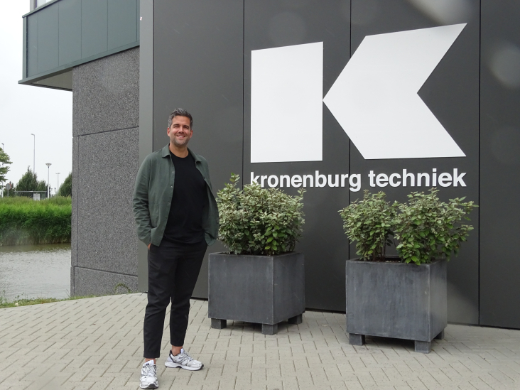 Ernst Kronenburg voor de ingang van het pand