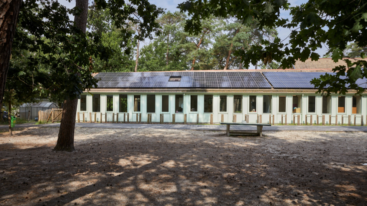 Schoolgebouw met zonnepanelen op het dak