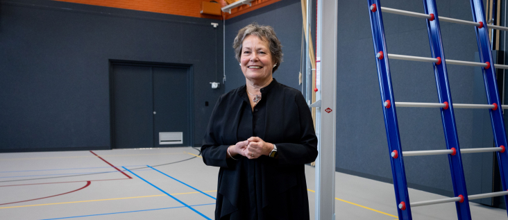 Margreet Kokshoorn in de gymzaal van het dorpshuis