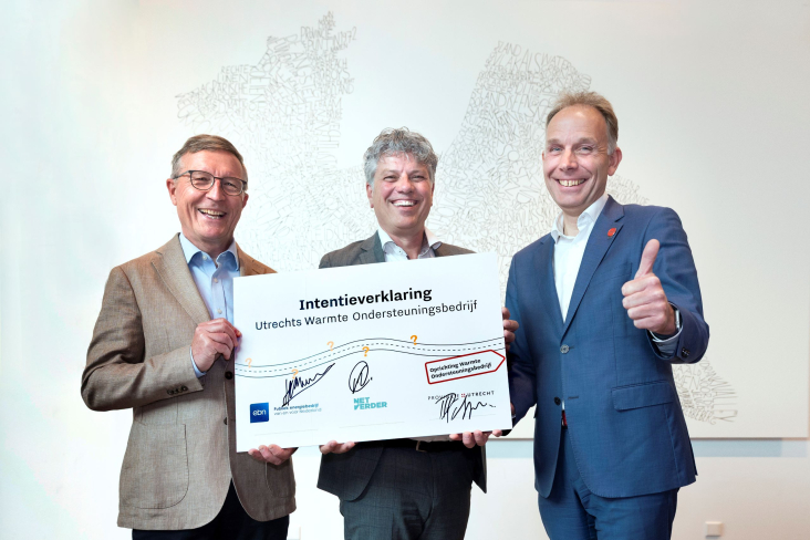 De bestuurders tonen een bord 'Intentieverklaring' met hun handtekening