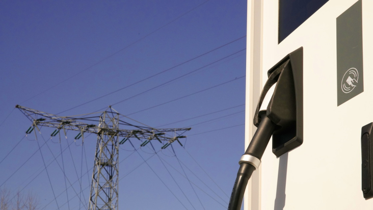 Laadstation en elektriciteitsmast