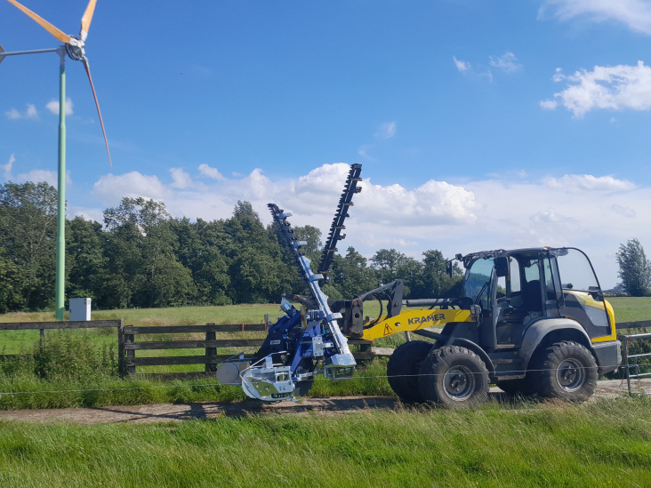 De shovel met messenbalkmaaier van Hugo Spruit