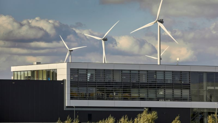 bedrijventerrein met windmolens op de achtergrond