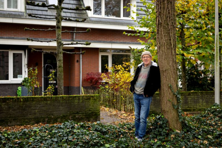 Krist Dekkers bij zijn woning
