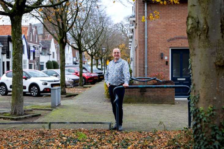 Maurice van Doorn bij zijn woning
