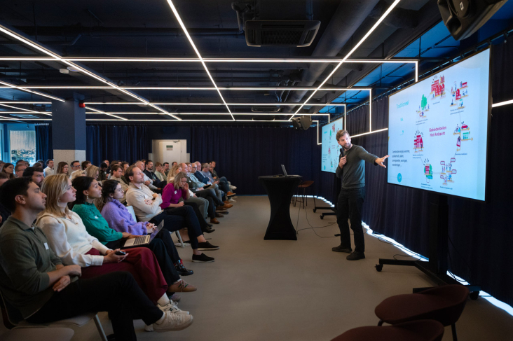 Florian Sloots presenteert