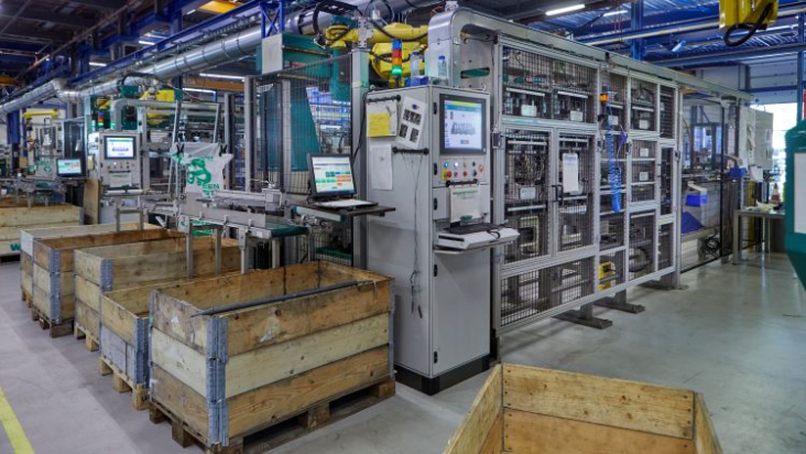 Fabrieksruimte met veel technische apparatuur