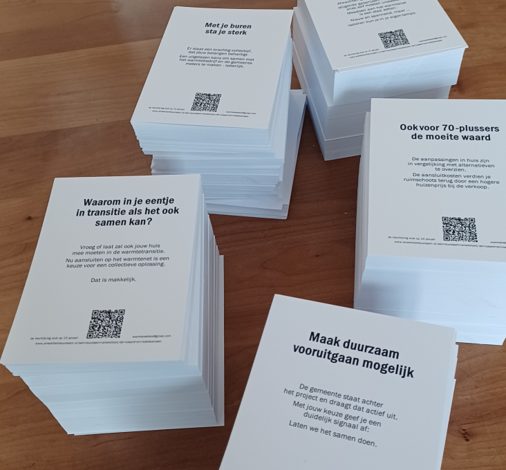 stapels flyers op een tafel