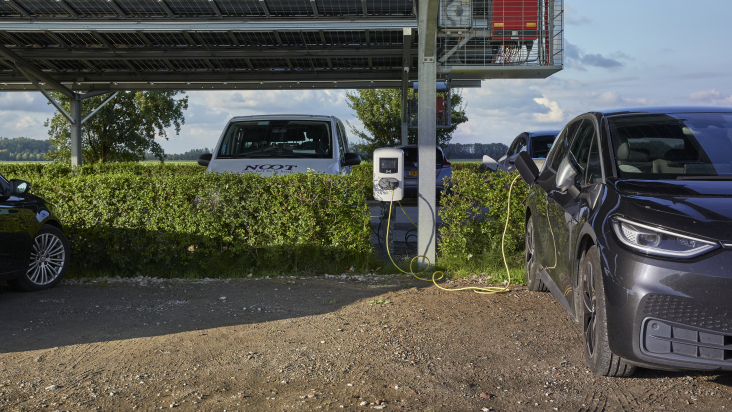 Een elektrische auto staat te laden onder een solar carport