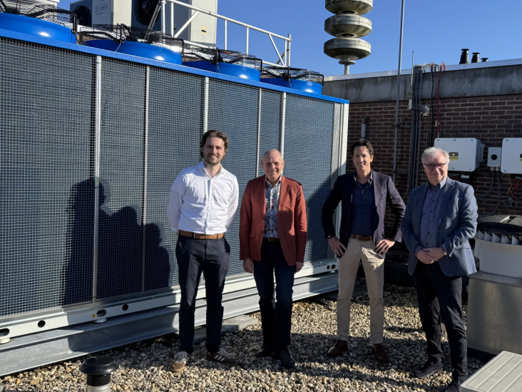 Tijmen van de Bersselaar, Henk Bolhuis, Rob Wieggers en Berry Quak op het dak tussen allerlei technische installaties