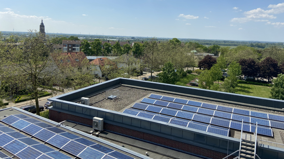 zonnepanelen op een gemeentehuis