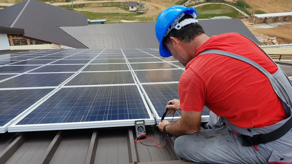 man legt zonnepanelen