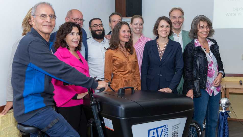 Groepsfoto bij de bakfiets van de FIXbrigade