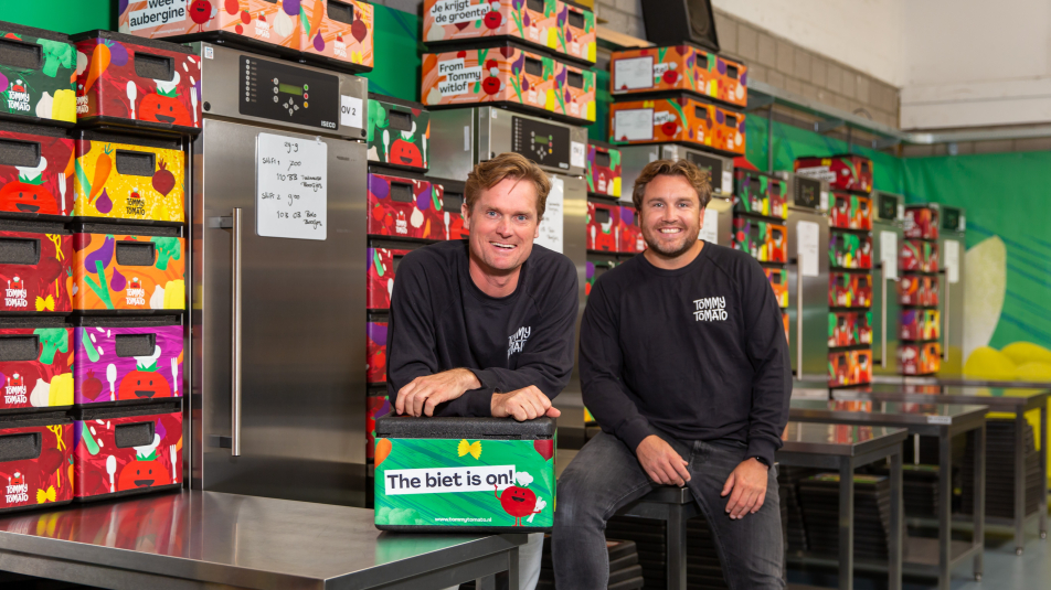 Bas Turk en Erik van der Plas in de keuken waar de lunchboxen worden ingepakt