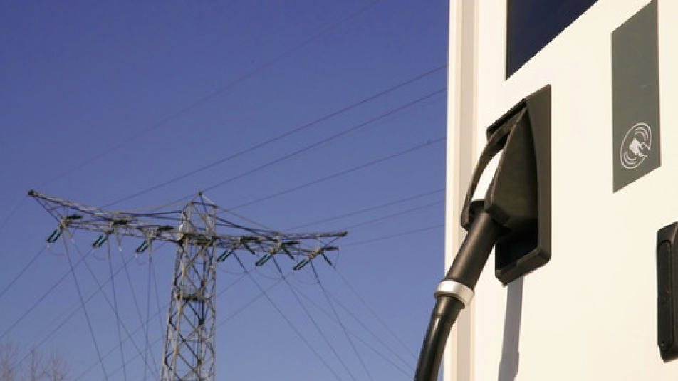 laden van auto en hoogspanningsnet