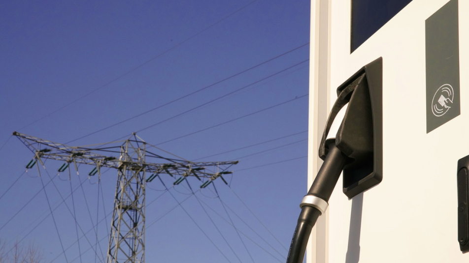 Laadstation en elektriciteitsmast