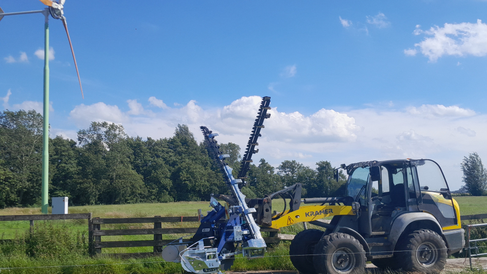 De shovel met messenbalkmaaier van Hugo Spruit